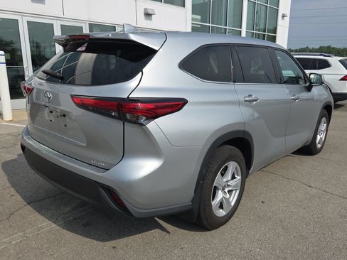 Used 2021 Toyota Highlander LE AWD/4WD image 6