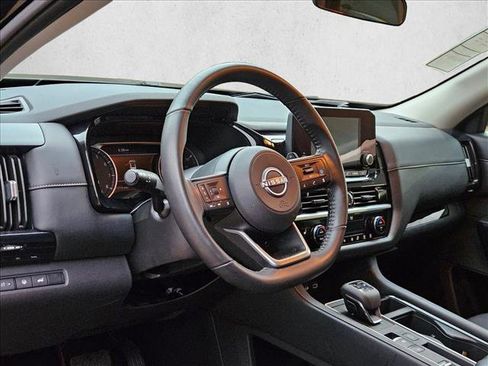 Used 2025 Nissan Pathfinder SV image 10