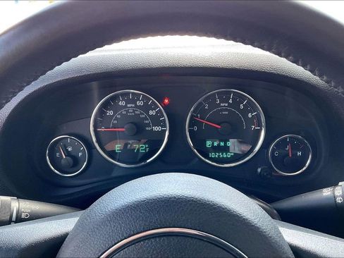 Used 2016 Jeep Wrangler Unlimited Sahara w/ Connectivity Group AWD/4WD image 19