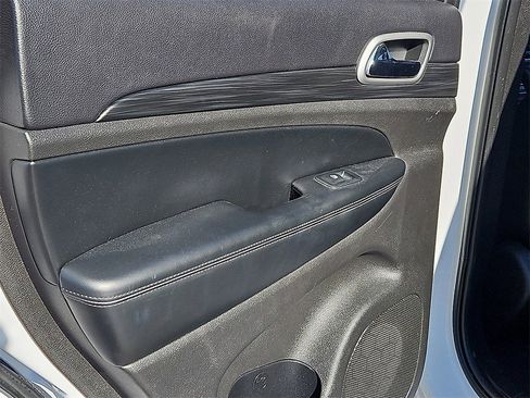 Used 2020 Jeep Grand Cherokee Altitude image 17