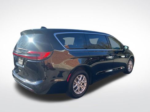 Used 2024 Chrysler Pacifica Touring-L image 6