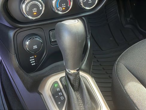 Used 2017 Jeep Renegade Latitude image 19