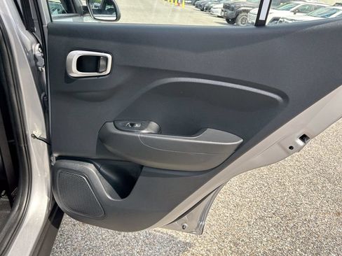 Used 2025 Hyundai Venue SE FWD image 38