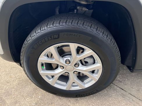 Used 2023 Jeep Grand Cherokee Limited image 10