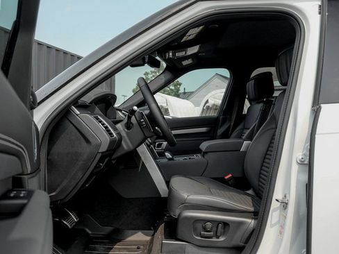 Used 2025 Land Rover Discovery Dynamic SE AWD/4WD image 9