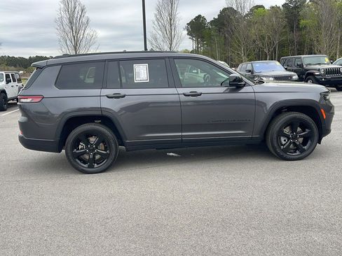 Used 2023 Jeep Grand Cherokee L Laredo image 8