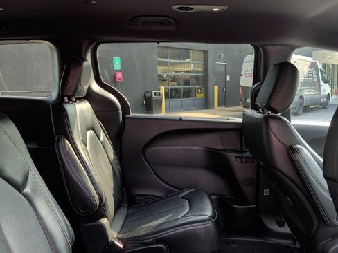 Used 2025 Chrysler Pacifica Select FWD image 23