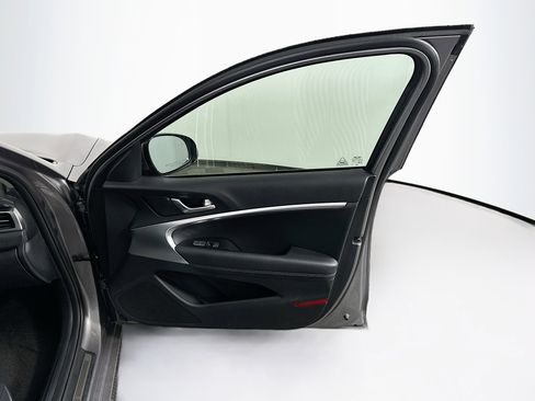 Used 2025 Genesis G70 2.5T image 33