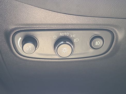 Used 2023 Chevrolet Equinox Premier image 23