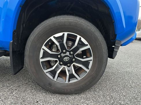 Used 2020 Toyota Tacoma TRD Sport image 11