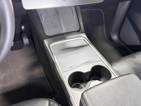 Used 2022 Tesla Model Y Long Range image 19