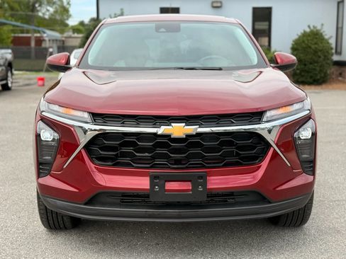 Used 2024 Chevrolet Trax LS w/ LS Convenience Package FWD image 4
