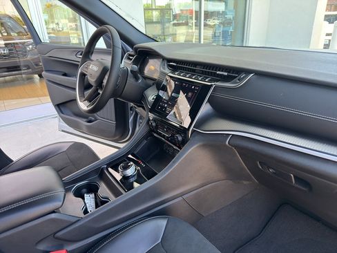 Used 2024 Jeep Grand Cherokee Altitude AWD/4WD image 28