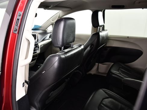 Used 2019 Chrysler Pacifica Touring-L FWD image 43