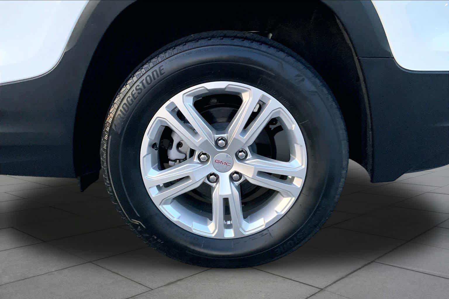 Used 2024 GMC Terrain SLE AWD/4WD image 10