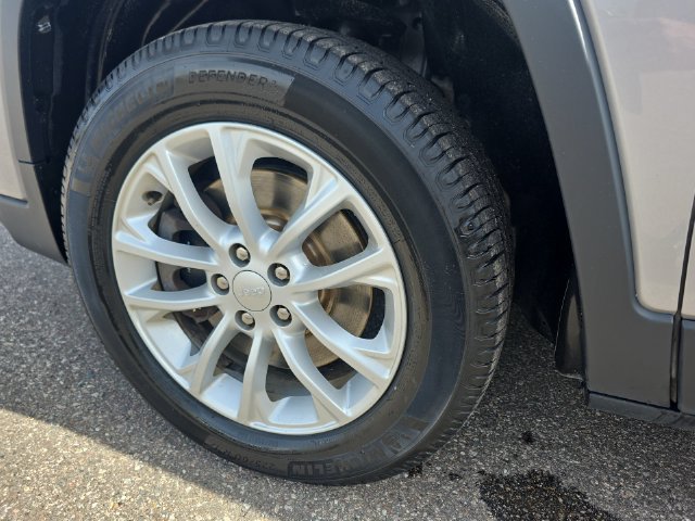 Used 2019 Jeep Cherokee Latitude w/ Popular Appearance Group AWD/4WD image 10