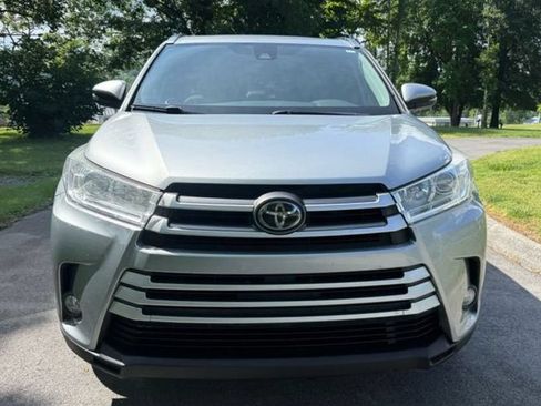Used 2019 Toyota Highlander XLE FWD image 2