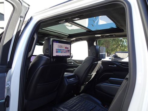 Used 2023 Cadillac Escalade ESV Sport Platinum w/ LPO, ONYX Package image 14