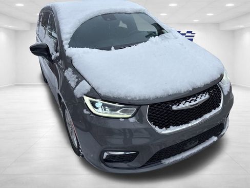 Used 2025 Chrysler Pacifica Select image 3