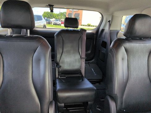 Used 2025 Kia Carnival FWD image 11