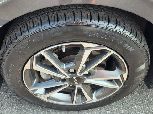 Used 2023 Kia Forte LXS FWD image 11