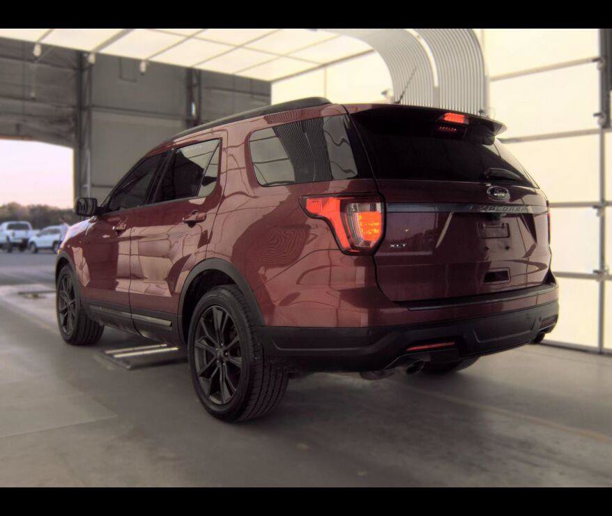 Used 2018 Ford Explorer XLT w/ Equipment Group 202A FWD image 11