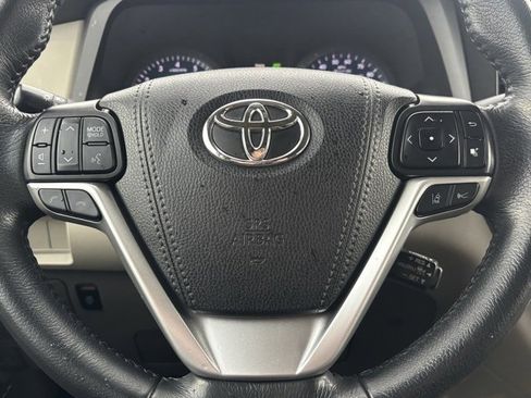 Used 2020 Toyota Sienna XLE w/ XLE Navigation Package image 18