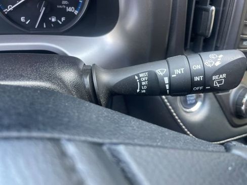 Used 2018 Toyota RAV4 XLE AWD/4WD image 30