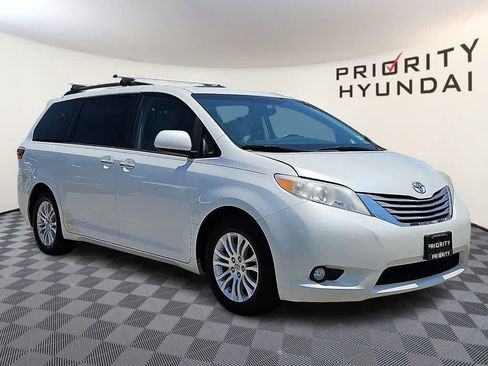 Used 2016 Toyota Sienna XLE w/ XLE Navigation Package FWD image 3