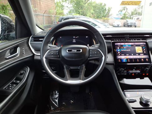 Used 2023 Jeep Grand Cherokee Limited w/ Black Appearance Package AWD/4WD image 12