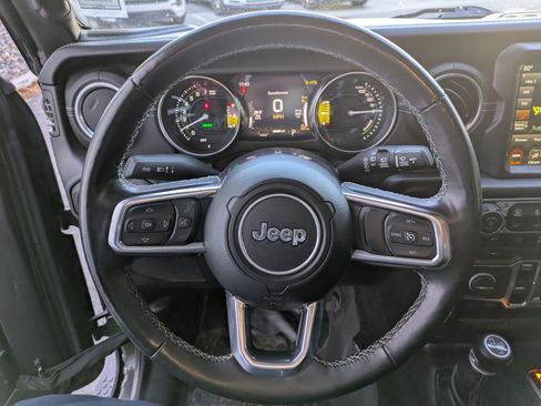 Used 2022 Jeep Wrangler Unlimited Sahara w/ Cold Weather Group image 17