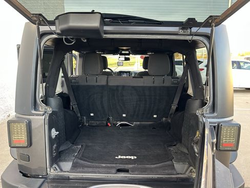 Used 2017 Jeep Wrangler Unlimited Sahara image 15