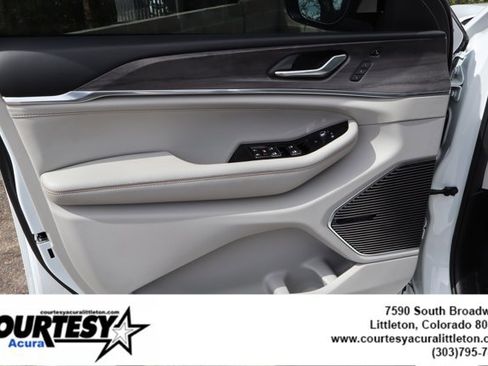 Used 2022 Jeep Grand Cherokee L Overland w/ Luxury Tech Group IV AWD/4WD image 24