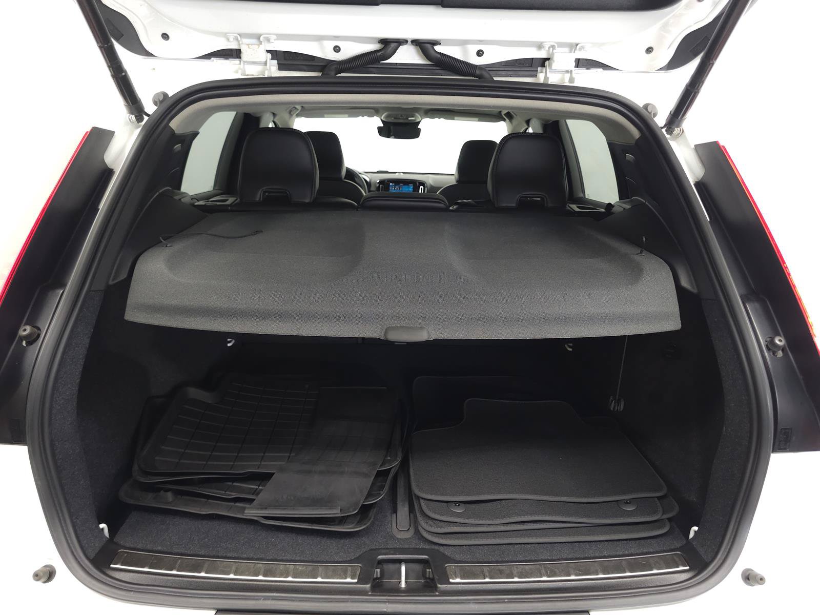 Used 2023 Volvo XC40 B5 Plus AWD/4WD image 11