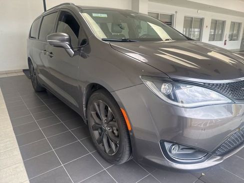 Used 2018 Chrysler Pacifica Limited w/ Advanced Safetytec Group FWD image 5