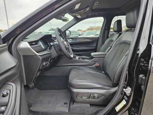 New 2025 Jeep Grand Cherokee Altitude image 9