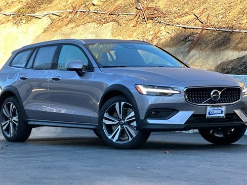 New 2026 Volvo V60 B5 Cross Country Plus image 2