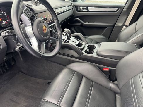 Used 2023 Porsche Cayenne Platinum Edition image 9