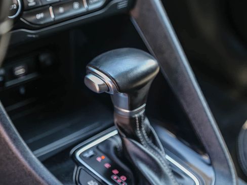 Used 2022 Kia Niro EX image 18