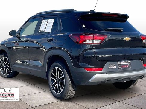 Used 2025 Chevrolet TrailBlazer LT image 2