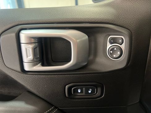Used 2020 Jeep Gladiator Overland AWD/4WD image 36