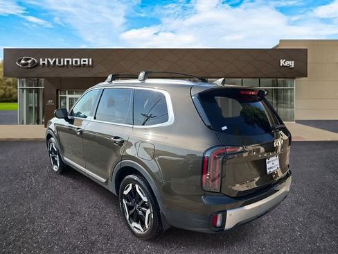 Used 2024 Kia Telluride EX w/ EX Captain's Chair Package image 4