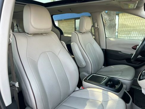 Used 2020 Chrysler Pacifica Limited FWD image 19
