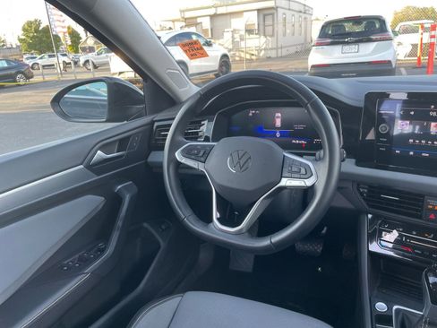 Used 2025 Volkswagen Jetta SE image 34