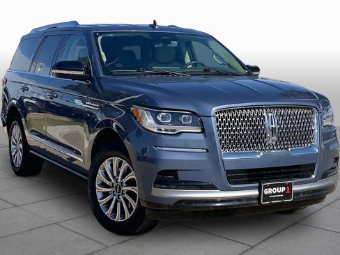 Used 2023 Lincoln Navigator 4WD image 3