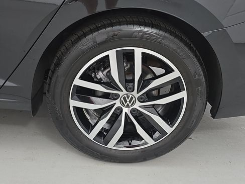 Certified 2025 Volkswagen Jetta SE w/ Sunroof Package FWD image 33