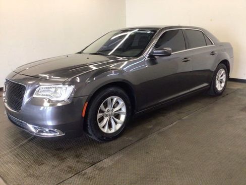 Used 2021 Chrysler 300 Touring RWD image 3