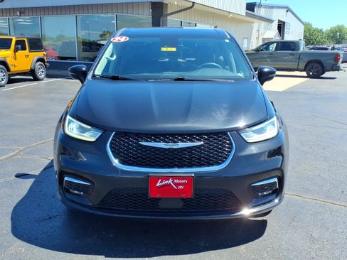 Used 2024 Chrysler Pacifica Touring-L FWD image 9