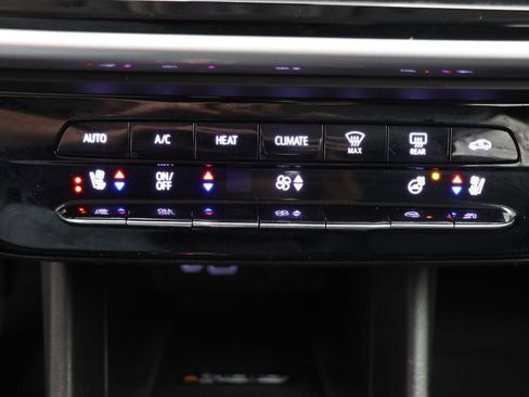 Used 2022 Chevrolet Bolt EUV LT w/ Convenience Package image 21