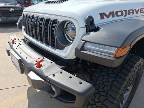 Used 2025 Jeep Gladiator Mojave w/ Steel Bumper Group AWD/4WD image 10